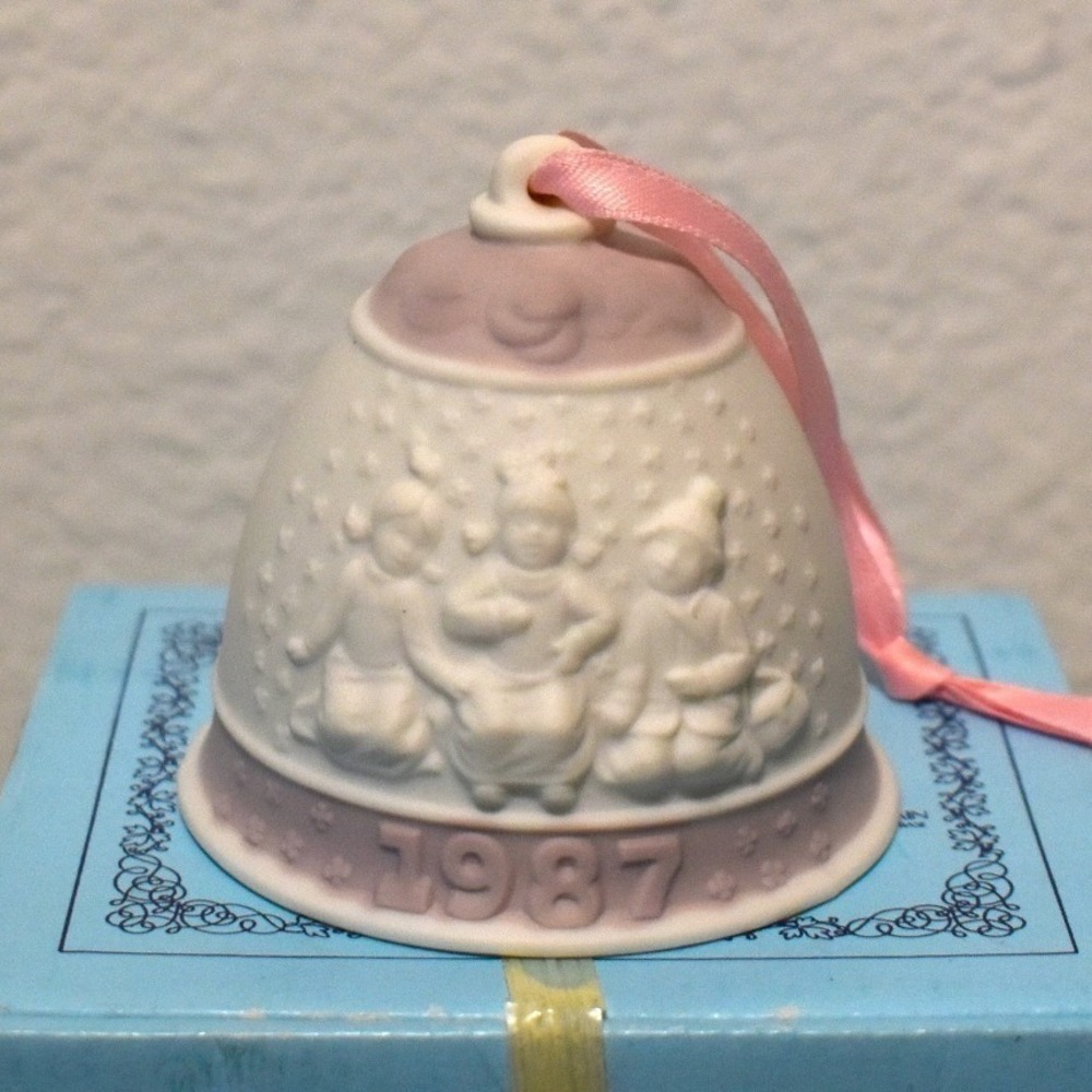 Lladro Christmas Bell 1987 Ornament Unisex OS Pink Excellent Matte Porcelain
